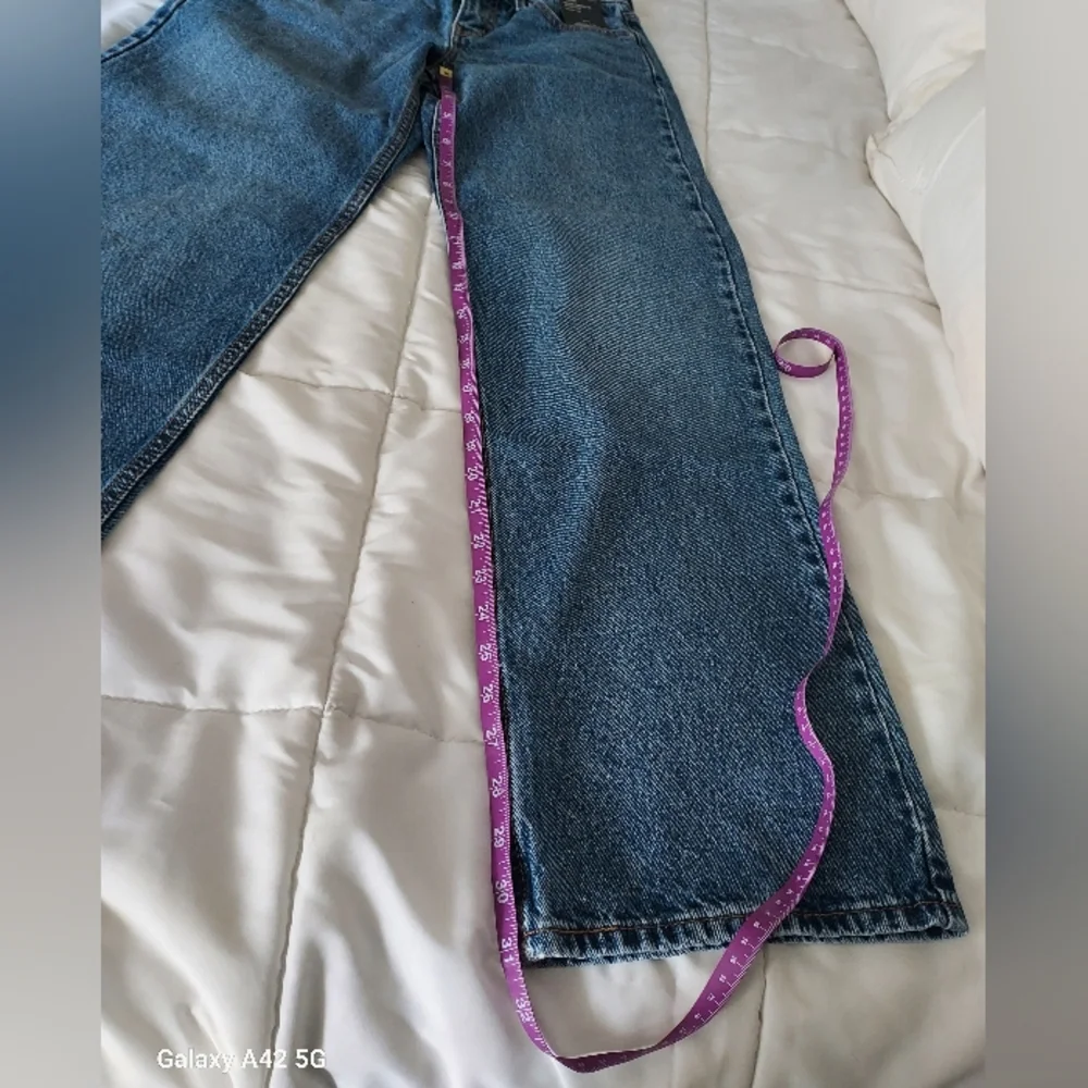 NWT Levi's premium low loose jeans, 100 percent cotton, 25x32 - Picture 2 of 9